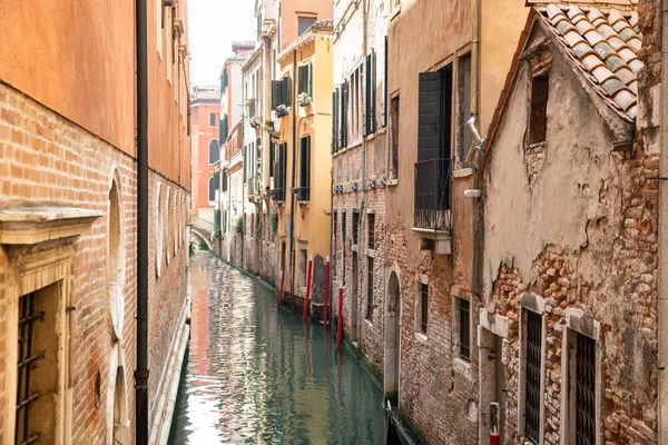Ιστορικά Κτίρια Κοντά Στενό Κανάλι Στη Βενετία Ιταλία — Φωτογραφία Αρχείου