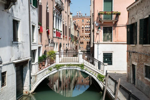 Estrecho Puente Sobre Los Canales Venecianos Más Pequeños Calle Trasera — Foto de Stock
