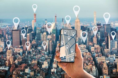 Yer İşaretçileri ile New York'ta Cep Telefonu Gps Harita Navigasyon Uygulama Kullanma Turist