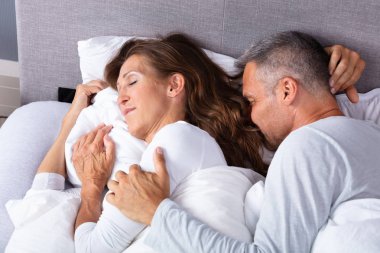 Olgun Loving Çift Beyaz Battaniye ile Yatakta Uyku