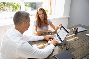 İki Olgun İşadamları Masa Üstü Laptop Üzerinde Gantt Grafik Analiz