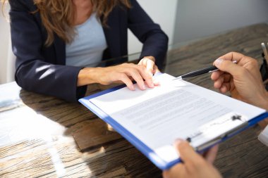 Sözleşme Formunu Dolduran Müşteriye Yardım Etmek İçin Emlakçının Yakın Çekim