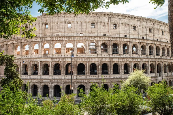 ローマ イタリアの晴れた夏の日にコロッセオの外観 — ストック写真