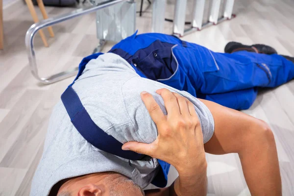 Klusjesman Gevallen Van Ladder Liggend Vloer — Stockfoto