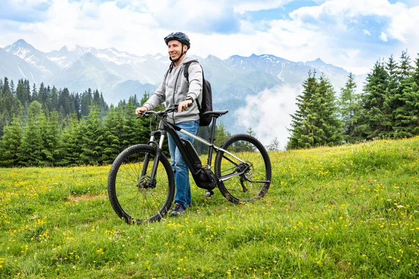 Principal Montaña Con Bicicleta Los Alpes — Foto de Stock