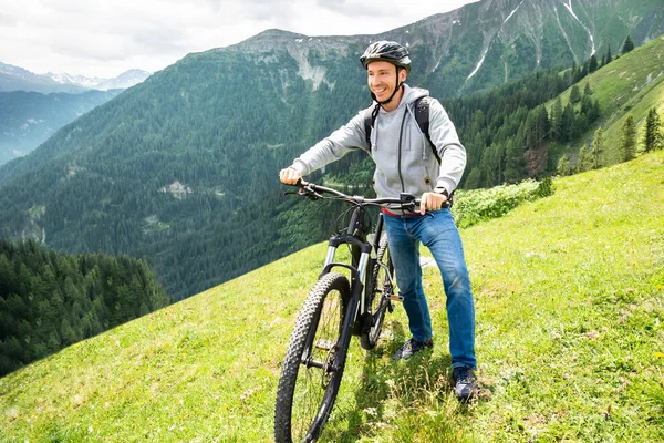 Principal Montaña Con Bicicleta Los Alpes — Foto de Stock