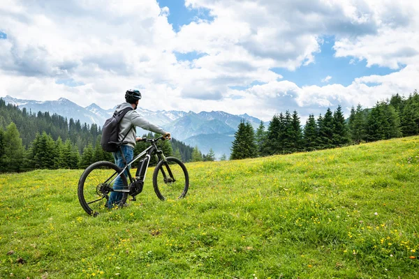 主山与他的自行车在阿尔卑斯山 — 图库照片