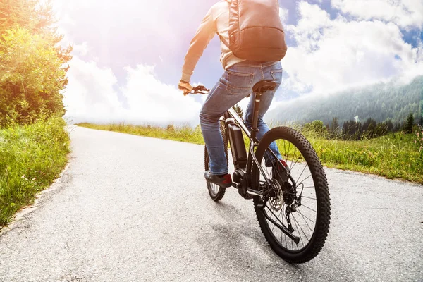 Man Rijden Elektrische Mountainbike Alpen — Stockfoto