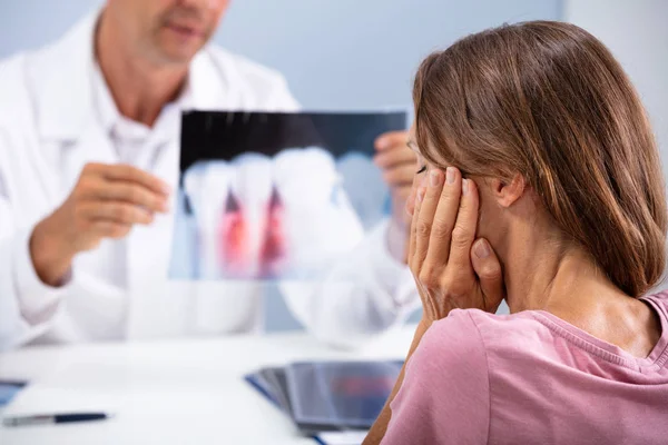 Mujer Con Dolor Muelas Sentada Frente Médico Revisando Radiografía Dental —  Fotos de Stock