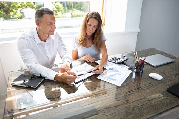 Empresario Sentado Junto Empresaria Discutiendo Gráfico Escritorio — Foto de Stock