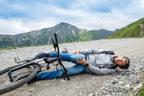 Hombre Acostado Tierra Después Accidente Bicicleta Montaña — Foto de Stock