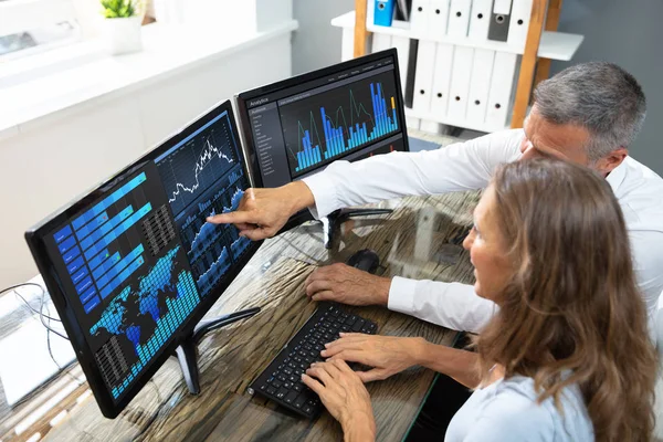 Zijaanzicht Van Mannelijke Vrouwelijke Effectenmakelaar Analyseren Van Grafieken Laptop Het — Stockfoto