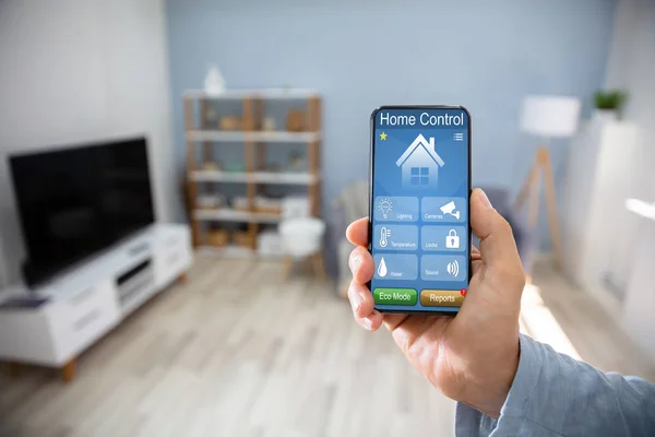 Man Met Behulp Van Smart Home Applicatie Mobiele Telefoon — Stockfoto