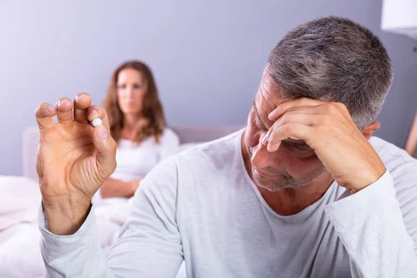 Gerijpte Man Lijdt Aan Erectiestoornissen Houden Pil Hand Zijn Vrouw — Stockfoto