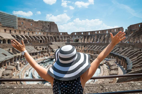 ローマのコロッセオの中に立つ幸せな女性観光客のリアビューアリーナを見て — ストック写真