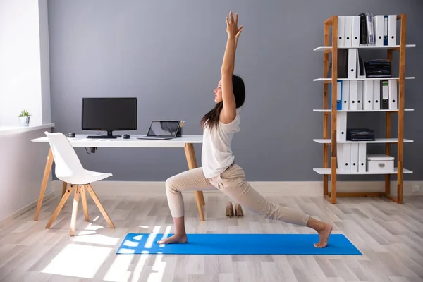 Felice Giovane Donna Affari Che Esercizio Stretching Sul Posto Lavoro — Foto Stock