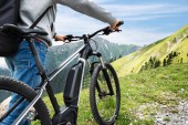 Hauptmann mit dem Fahrrad in den Alpen