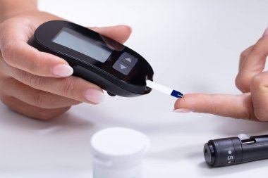 Glucometer ile Kan Şekeri Seviyesini Kontrol Bir Kadının El Yakın Çekim