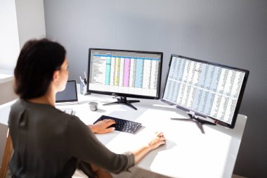 İş Kadınının Elinin Bilgisayarda Veri Analizinin Yan Görünümü