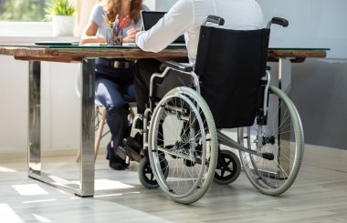 Eşi ile Laptop Üzerinde Çalışan Engelli İşadamı nın Arka Görünümü