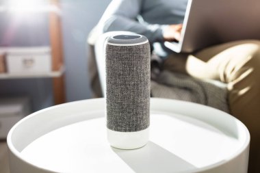 Koltukta oturan adam önünde kablosuz hoparlör Close-up