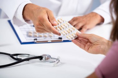 Erkek Doktor Elinin Klinikte Kadın Hastaya KabarcıkLı Hap vermesi