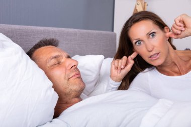 Yatakta Horlama Kocası Yanında Yatarken Parmakla Kulak Tıkan Öfkeli Olgun Kadın