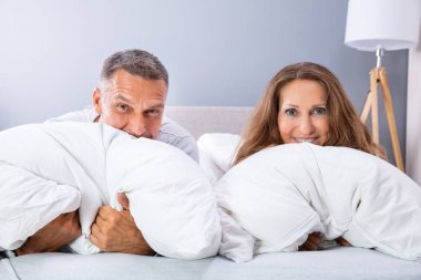 Mutlu Çift Beyaz Yastık ile Yatakta Rahatlatıcı