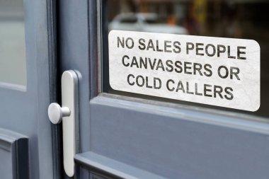 Hiçbir SatışÇılar Soğuk Arayanlar veya Canvassers Bir Cam Kapı Üzerinde Şarkı Bilgi Kurulu