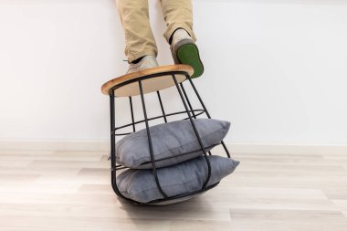 Kanepe Masada Duran Adam Yere Düşmek Üzere