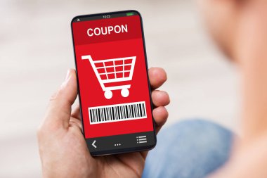 Alışveriş Kuponu ile Cep Telefonu Tutan Adamın Eli Yakın Çekim
