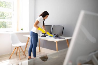 Ofiste Mavi Peçete ile Kadın Hademe Temizlik Masası Yan Görünümü