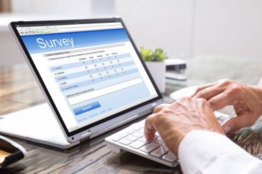 İşyerinde Laptop TaBirLiBir İşadamının Anketi Doldurması