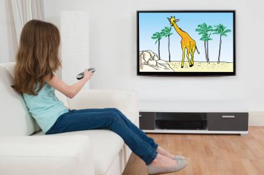 Kanepede Oturan Kızın Televizyondan Çizgi Film İzlemesini N