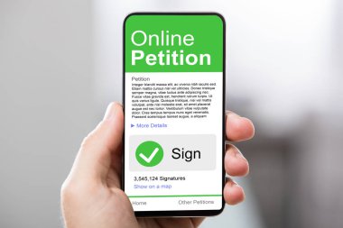 Çevrimiçi Dilekçe Formuna Bakan Adam Akıllı Telefon 'da