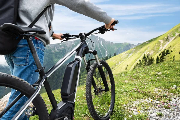 알프스에서 자신의 자전거와 — 스톡 사진