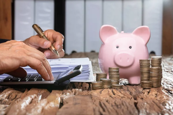 Close Businessman Hand Calculating Tax Piggybank Coins Office Desk — Stock Photo, Image