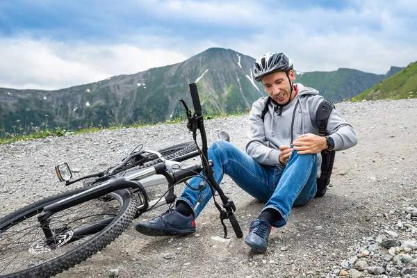 Hombre Acostado Tierra Después Accidente Bicicleta Montaña — Foto de Stock