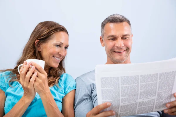 Portrait Happy Mature Couple Reading Newspaper Home — Stock Photo, Image