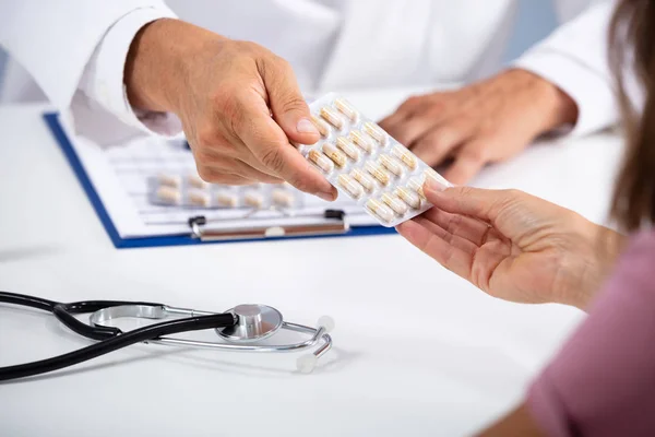 Close Mão Médico Masculino Dando Pílulas Bolha Para Paciente Feminino — Fotografia de Stock