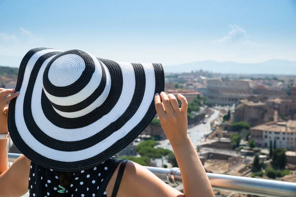 Visão Traseira Turista Feminino Olhando Para Fórum Romano Coliseu — Fotografia de Stock