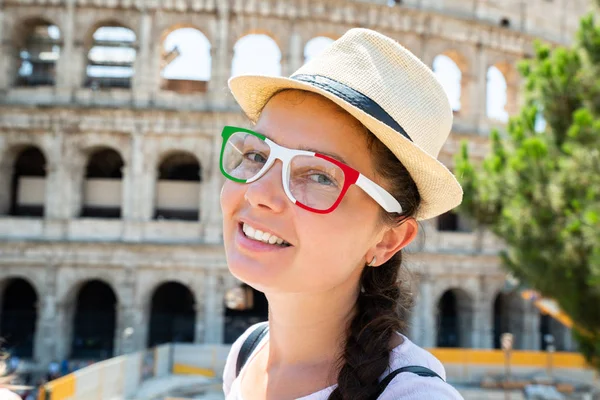 Kobieta Turystyczny Noszenie Włoskiej Flagi Okulary Przeciwsłoneczne Przed Koloseum Rzym — Zdjęcie stockowe