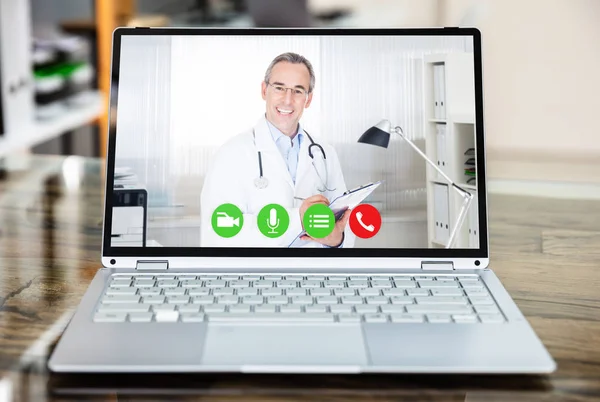 Doutor Sorrindo Enquanto Videoconferência Laptop Hospital — Fotografia de Stock