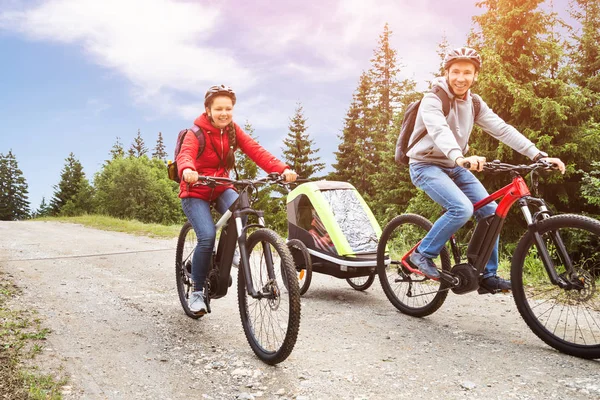 Сім Дитиною Причепі Їзда Гірські Велосипеди Альпах — стокове фото