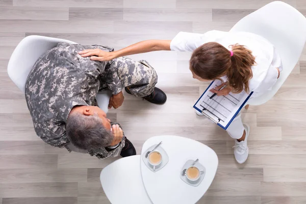 Eine Erhabene Ansicht Einer Stadträtin Die Soldatin Ihrer Klinik Tröstet — Stockfoto