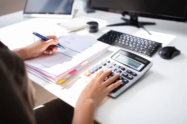 Jovem Empresária Calculando Fatura Com Calculadora Mesa — Fotografia de Stock