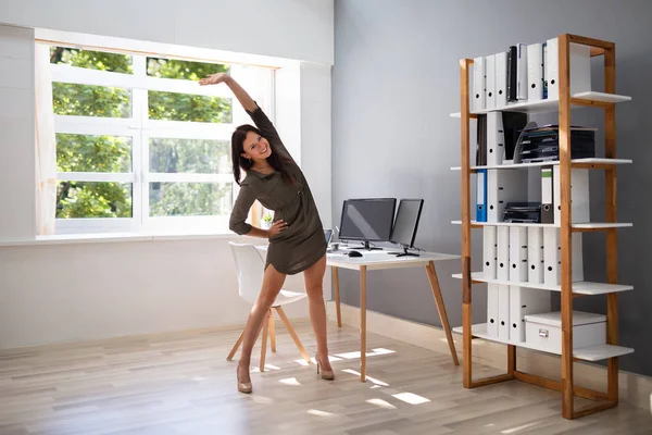 Leende Unga Affärskvinna Gör Stretching Övning Office — Stockfoto