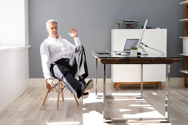 Ευτυχισμένος Επιχειρηματίας Κάνει Τέντωμα Άσκηση Στο Γραφείο — Φωτογραφία Αρχείου