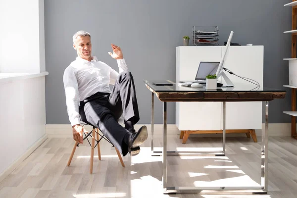 Feliz Hombre Negocios Haciendo Ejercicio Estiramiento Oficina — Foto de Stock