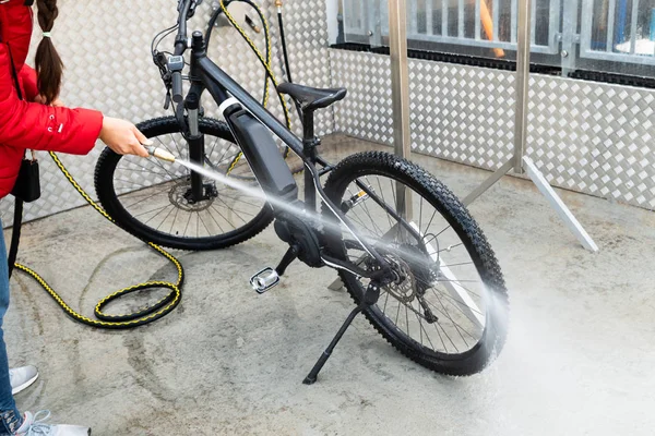 Frau Wäscht Mountainbike Mit Hochdruck Wasserspray — Stockfoto